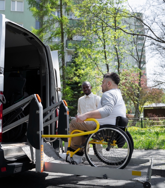 Personne en fauteuil roulant montant dans un véhicule adapté PMR