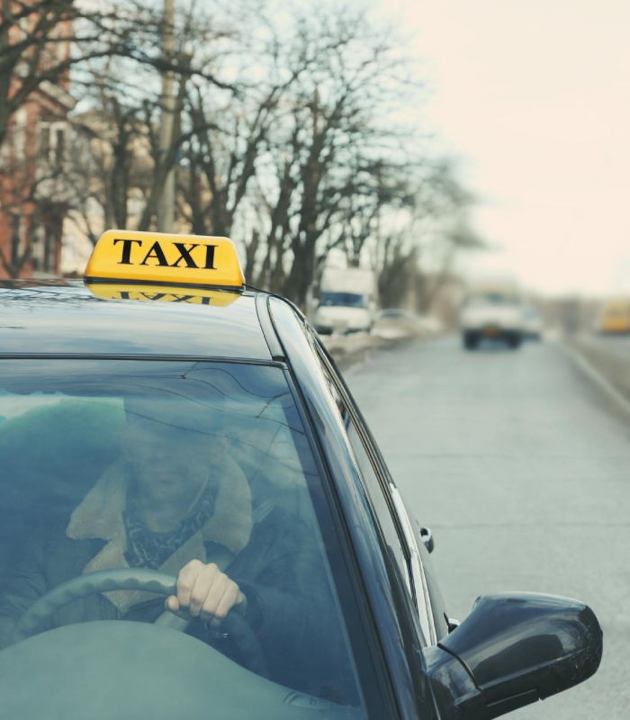 Taxi circulant sur la route pour un trajet courte ou longue distance