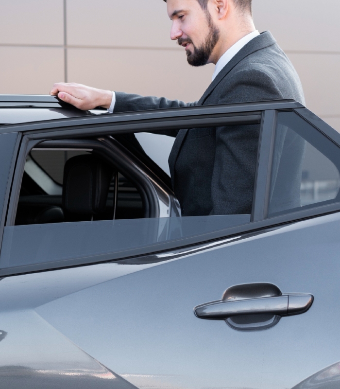 Chauffeur accueillant un passager pour un trajet en taxi