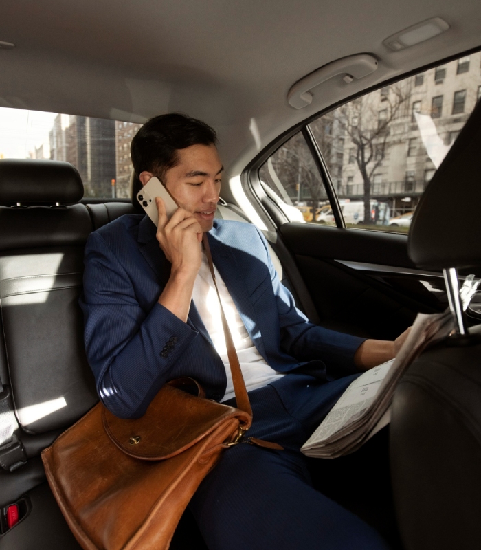 Passager professionnel à bord d’un taxi pendant son trajet
