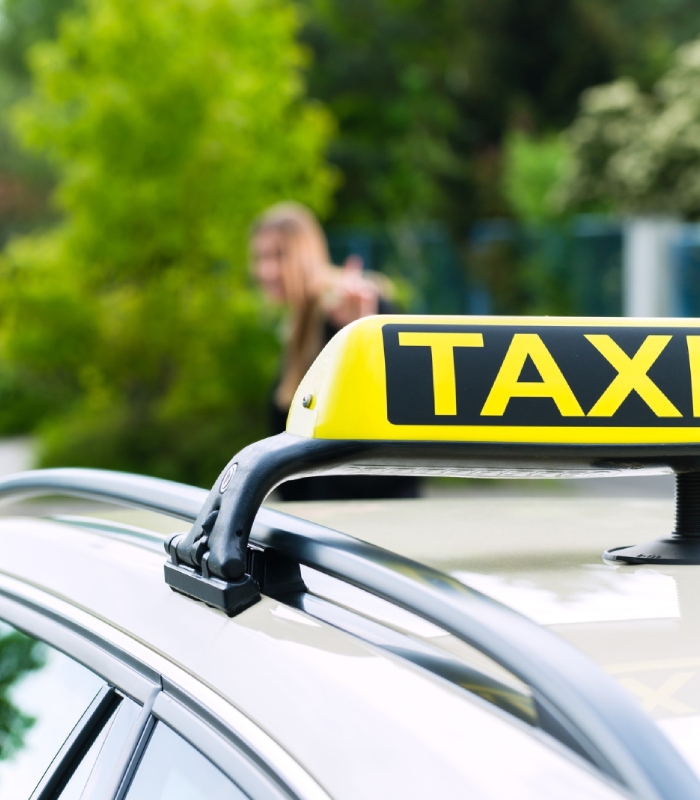 Enseigne taxi sur le toit d’un véhicule