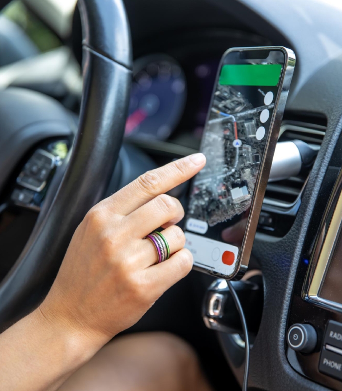 Chauffeur de taxi consultant un itinéraire GPS sur smartphone